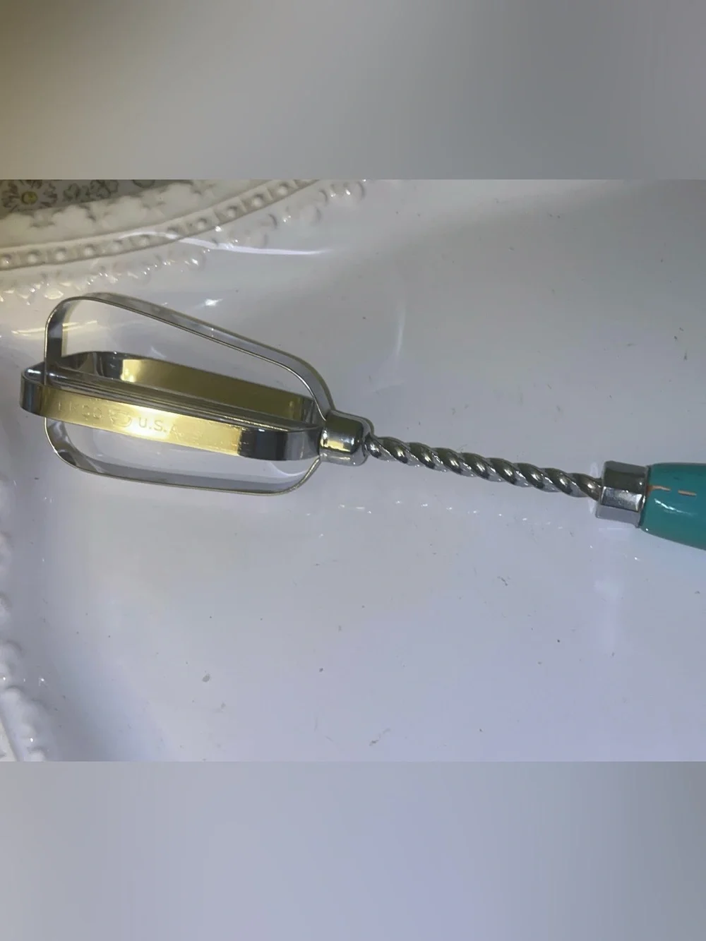 ECKO Vintage MCM Teal and Cream Wooden Handle Spring Loaded Push Egg Beater
